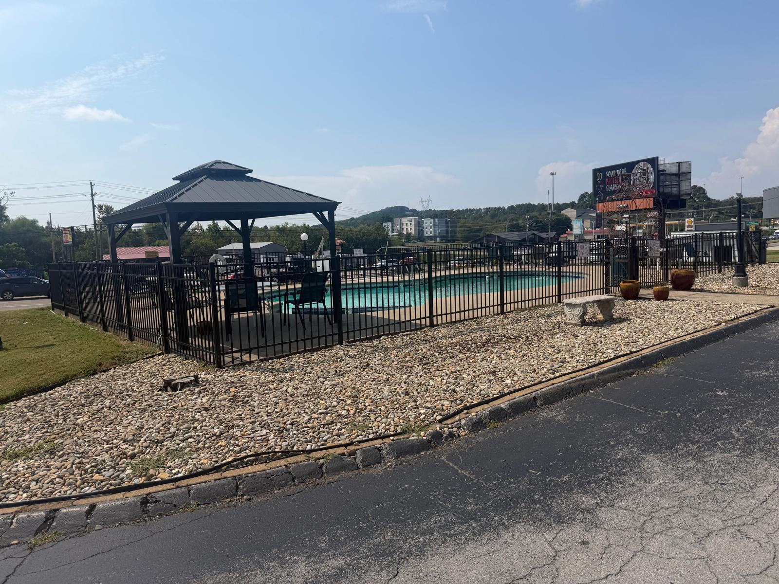 Exterior entrance of Kings Inn in Lenoir City