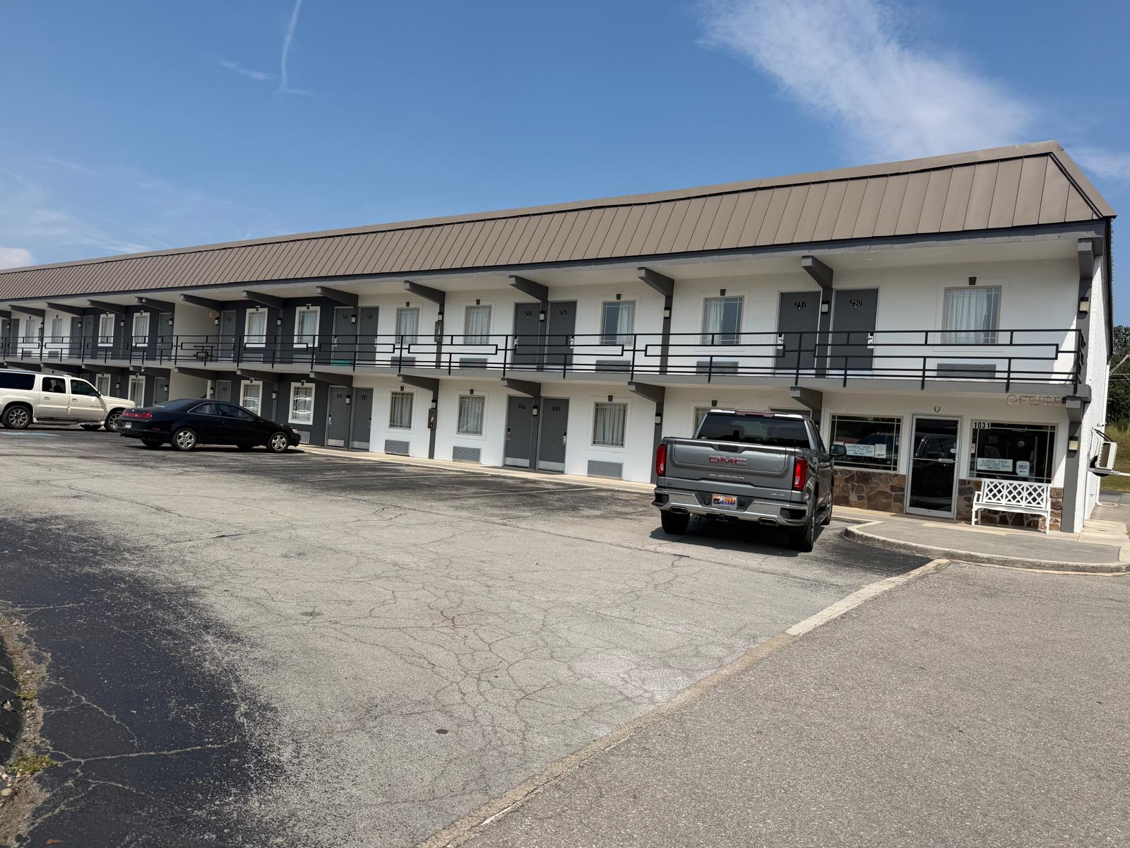 Exterior view of Kings Inn in Lenoir City
